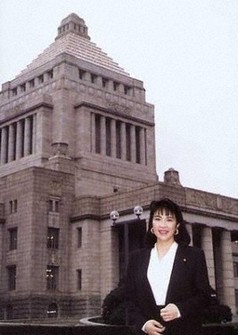 1993年に衆院議員に初当選し、国会に初登院した高市早苗氏＝高市氏のホームページより