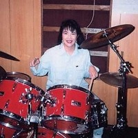 学生時代にバンドでドラムを担当していた高市早苗氏はドラム演奏が趣味だ＝高市氏のホームページより