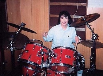 学生時代にバンドでドラムを担当していた高市早苗氏はドラム演奏が趣味だ＝高市氏のホームページより