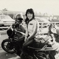 バイクに腰をかける高市早苗氏＝高市氏のホームページより