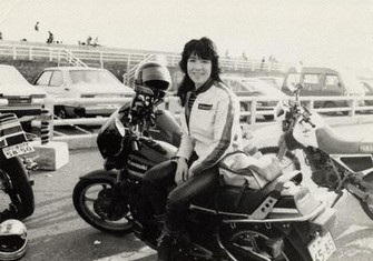 バイクに腰をかける高市早苗氏＝高市氏のホームページより