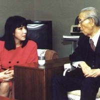 松下幸之助氏（右）と向き合う高市早苗氏＝高市氏のホームページより