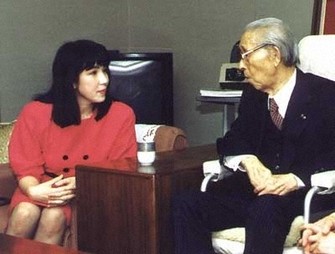 松下幸之助氏（右）と向き合う高市早苗氏＝高市氏のホームページより