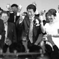 結婚披露宴で乾杯する高市早苗（右端）、山本拓（中央）両氏。安倍晋三氏（左端）の発声で＝東京都内のホテルで2005年2月8日、山本晋撮影