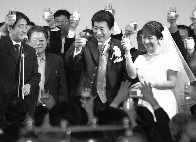 結婚披露宴で乾杯する高市早苗（右端）、山本拓（中央）両氏。安倍晋三氏（左端）の発声で＝東京都内のホテルで2005年2月8日、山本晋撮影