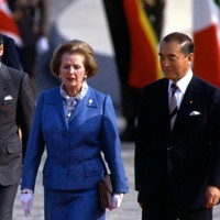 東京サミットの歓迎行事に中曽根康弘首相（右）とともに臨むマーガレット・サッチャー英首相＝東京・迎賓館で1986年5月4日、木村滋撮影
