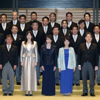 首相任命式と閣僚認証式を終え、記念撮影のために宮殿前に並ぶ高市早苗首相（前列中央）と閣僚＝皇居で2025年10月21日午後9時7分、小林努撮影