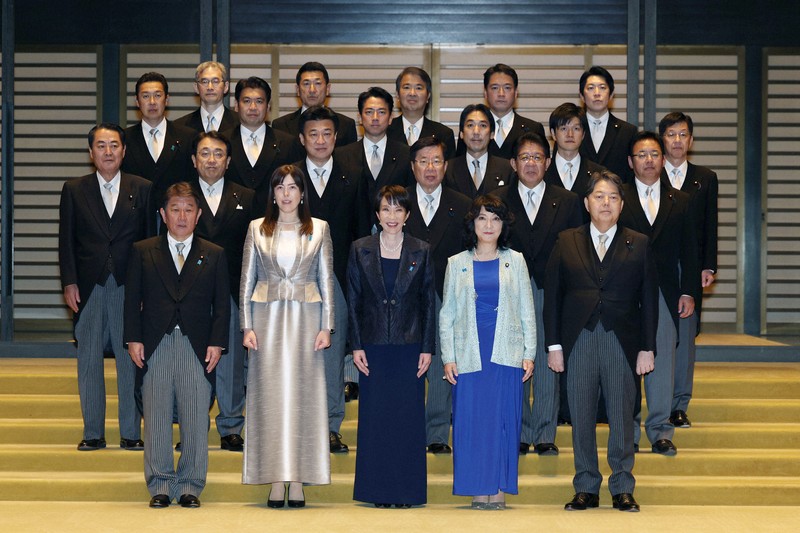首相任命式と閣僚認証式を終え、記念撮影のために宮殿前に並ぶ高市早苗首相（前列中央）と閣僚＝皇居で2025年10月21日午後9時7分、小林努撮影