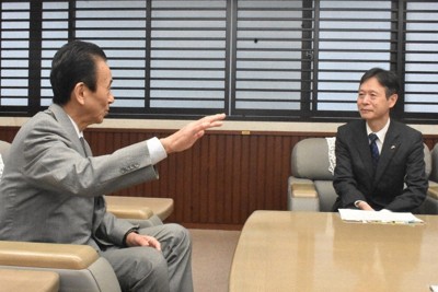 リニア中央新幹線工事を巡り意見を交わすJR東海の丹羽俊介社長（右）と鈴木康友知事＝静岡市葵区追手町で2025年10月20日午前9時33分、太田圭介撮影