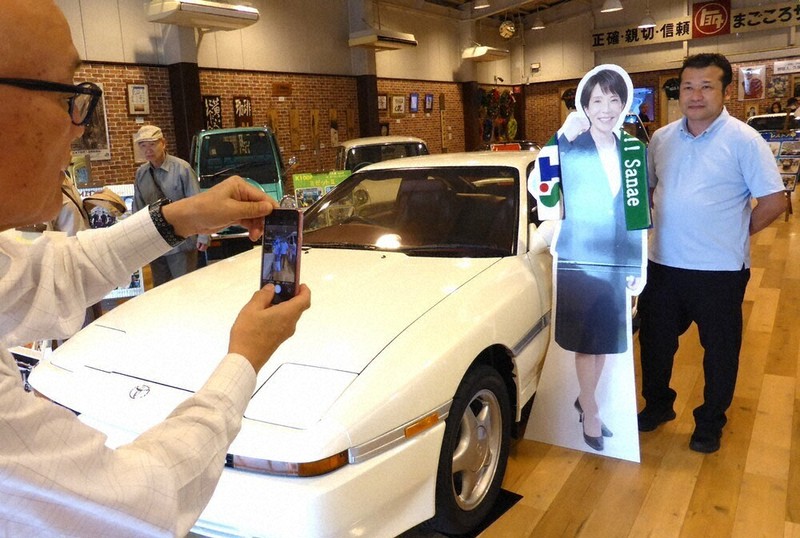 高市内閣発足 「ファンの聖地」にぎわう スープラ展示の自動車博物館