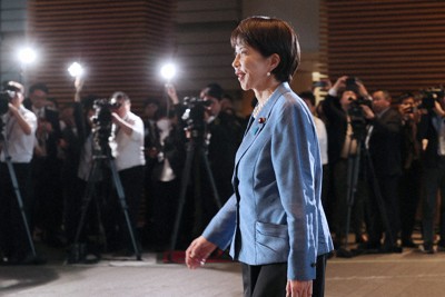 首相指名選挙で第104代首相に選出された後、首相官邸に入る高市早苗氏。日本では女性初の首相となった＝2025年10月21日午後3時35分、尾籠章裕撮影