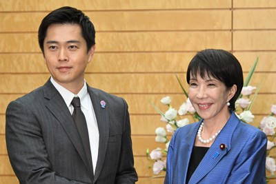 与党党首会談に臨み、握手を交わす高市早苗首相（右）と日本維新の会の吉村洋文代表＝首相官邸で2025年10月21日午後4時19分、平田明浩撮影