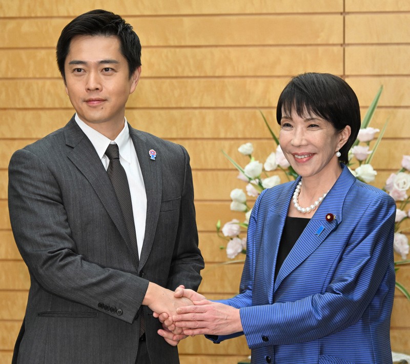 与党党首会談に臨み、握手を交わす高市早苗首相（右）と日本維新の会の吉村洋文代表＝首相官邸で2025年10月21日午後4時19分、平田明浩撮影