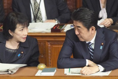 高市早苗総務相（左）の言葉を聞く安倍晋三首相＝国会内で2016年2月18日午後2時9分、藤井太郎撮影