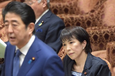 衆院予算委で放送法に関した質問に対する安倍晋三首相（左）の答弁を聞く高市早苗総務相＝国会内で2016年2月15日午後1時52分、藤井太郎撮影