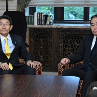 会談に臨む自民党の梶山弘志国対委員長（右）と立憲民主党の笠浩史国対委員長＝国会内で2025年10月22日午後0時56分、平田明浩撮影