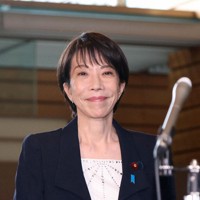 新内閣発足から一夜明け、記者の囲み取材に臨む高市早苗首相＝首相官邸で2025年10月22日午前10時35分、幾島健太郎撮影