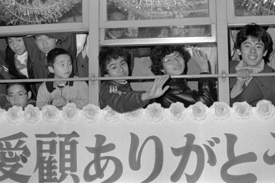 最終電車に乗ってはしゃぐ若者たちを、左の子供が冷めた目で見る？＝福岡市東区の九大（当時）周辺で1979年2月10日、中村琢磨撮影