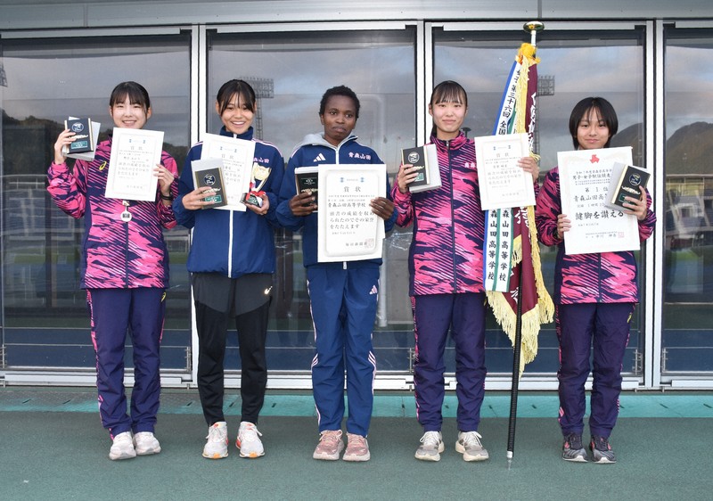 【青森】青森山田　33年連続33回目＝青森市の新青森県総合運動公園で2025年10月17日、上東麻子撮影