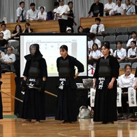 全日本女子学生優勝大会2連覇を目指す福岡大。前回の優勝メンバーが多く残り、実力は健在だ＝福岡県の粕屋町総合体育館で2025年9月6日午後3時23分、曽根田和久撮影