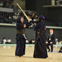 関東女子学生優勝大会で、筑波大の優勝に貢献した五十嵐和奏選手（左）＝東京都調布市の京王アリーナTOKYOで2025年9月20日午後4時半、高橋将平撮影