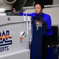 整氷車を確認する上村大輔さん＝東京都江東区の東京辰巳アイスアリーナで2025年10月9日午後3時57分、玉井滉大撮影