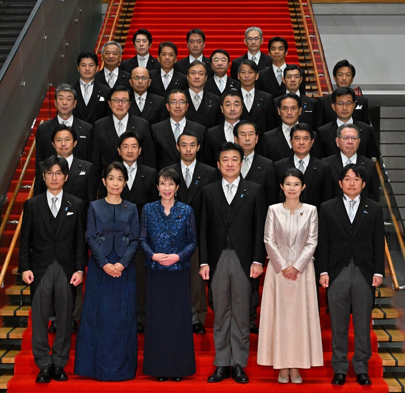 裏金問題に関与の議員も 高市早苗内閣、記念写真に臨む副大臣・政務官