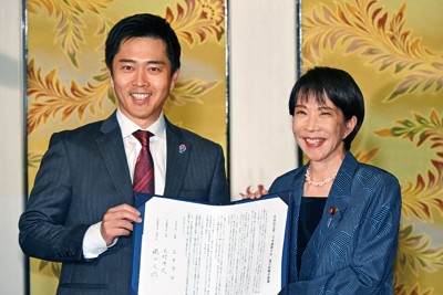 署名をした連立政権合意書を手に写真に納まる自民党の高市早苗総裁（右）と日本維新の会の吉村洋文代表。連立で滑り出す「右派路線」の行方は？