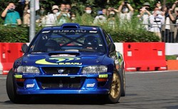 世界ラリー選手権（WRC）のイベントでデモ走行する黄金時代のスバルインプレッサ。スバルのWRC復帰はあるのか＝名古屋市中区で2022年10月1日、兵藤公治撮影
