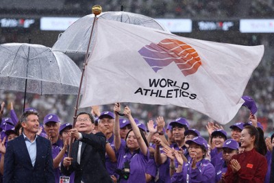 東京で開催された陸上世界選手権の閉会式（左端が世界陸連のセバスチャン・コー会長）＝国立競技場で9月21日、長澤凜太郎撮影