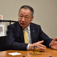 高市早苗首相についてインタビューに答える山田宏氏＝参院議員会館で2025年10月16日午後1時46分、内田帆ノ佳撮影
