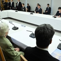 拉致被害者家族の横田早紀江さん（手前中央）らと面会し、発言する高市早苗首相（奥右）＝首相官邸で2025年10月23日午後1時32分、平田明浩撮影