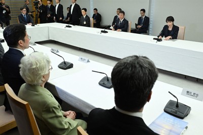 拉致被害者家族の横田早紀江さん（手前中央）らと面会し、発言する高市早苗首相（奥右）＝首相官邸で2025年10月23日午後1時32分、平田明浩撮影