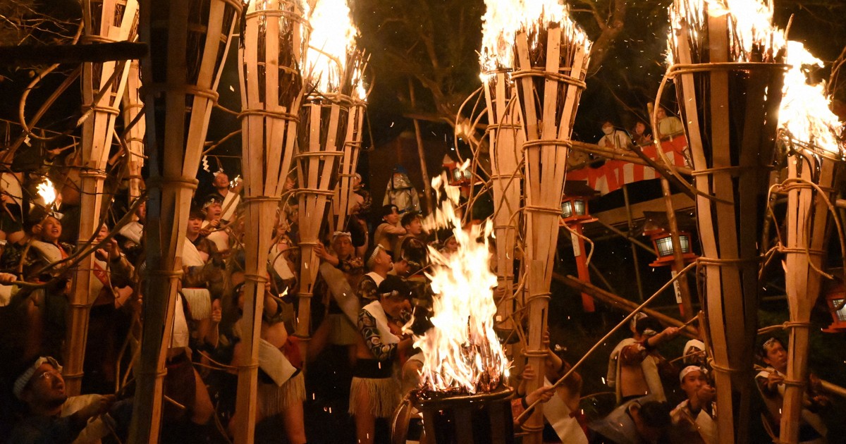 燃え盛るたいまつ、秋の夜空焦がす 京都・鞍馬の火祭 | 毎日新聞