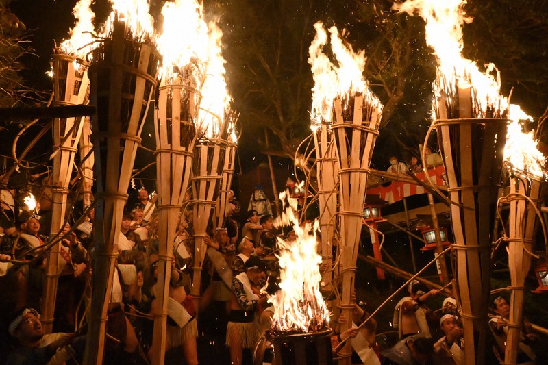 燃え盛るたいまつ、秋の夜空焦がす 京都・鞍馬の火祭 | 毎日新聞