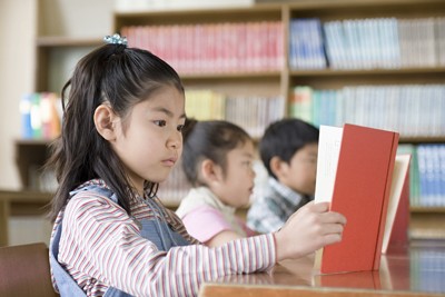 本を読む子どもたち（写真はイメージ）＝ゲッティ