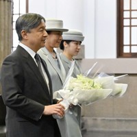 東京都慰霊堂を訪れ、霊殿前に供花される天皇、皇后両陛下と長女愛子さま＝東京都墨田区で2025年10月23日午後2時5分（代表撮影）