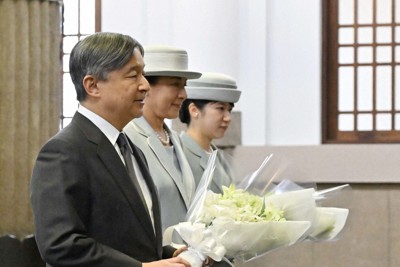 両陛下と愛子さま、東京都慰霊堂で供花 空襲犠牲者の遺族と交流 | 毎日新聞