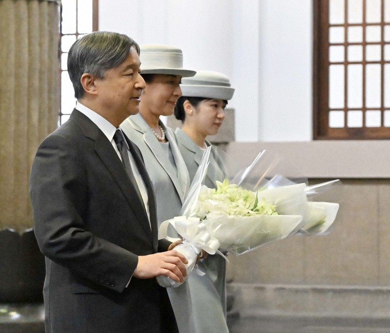 両陛下と愛子さま、東京都慰霊堂で供花 空襲犠牲者の遺族と交流 | 毎日新聞