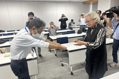 熊本県の担当者に要請書を手渡す板井理事長（右）＝熊本市中央区の県庁防災センターで2025年10月23日午前10時1分、野呂賢治撮影