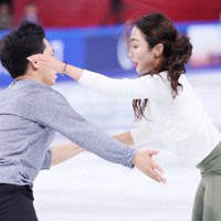 公式練習に臨む中国の隋文静、韓聡組＝中国・重慶で2025年10月23日、吉田航太撮影