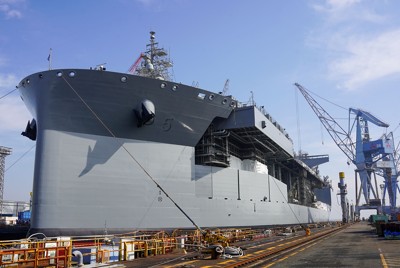 三菱重工の横浜製作所で定期オーバーホールを受ける米海軍の大型艦「ミゲル・キース」（米海軍提供）
