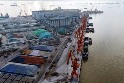 大豆は関税交渉の「切り札」（広東省南沙港の穀物ターミナル） Bloomberg