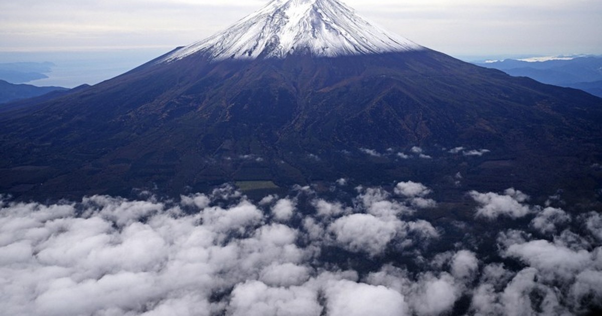 In Photos: Mt. Fuji gets season's 1st snowcap, 3rd latest on