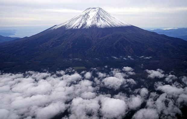 In Photos: Mt. Fuji gets season's 1st snowcap, 3rd latest on