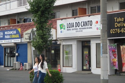 ブラジル人らが利用するさまざまな店が軒を連ねる群馬県大泉町の街中＝2025年10月12日、服部正法撮影