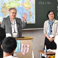 筑紫野市立筑紫小の6年生を前に、ノーベル平和賞授賞式の様子を話す吉川徹さん（左）と塚本久美子さん（右）＝筑紫野市で2025年10月21日午前11時11分、竹林静撮影