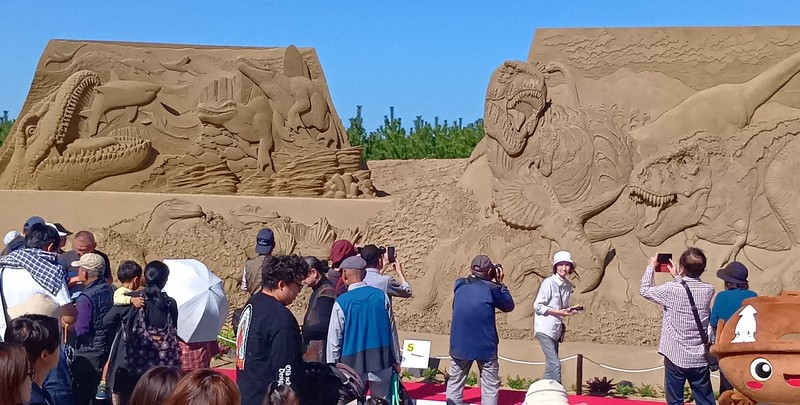 巨大恐竜の表情とスケール楽しんで 公園に砂像11基 福岡・芦屋 | 毎日新聞