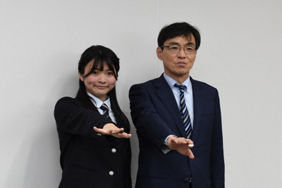 碁石を手にする藤沢ななみさん（左）と父の藤沢一就八段＝大阪市中央区で2025年10月24日、最上聡撮影