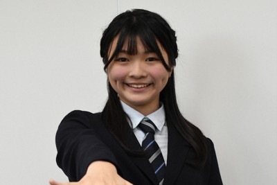 碁石を手にする藤沢ななみさん。関西棋院のプロ棋士に採用されることが決まった＝大阪市中央区で2025年10月24日、最上聡撮影
